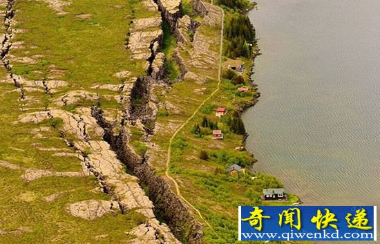 航拍:美洲版块与欧洲板块之间水裂缝