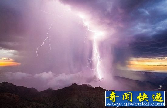 科罗拉多大峡谷雷鸣交加 摄像师大胆拍摄乌云聚集照片