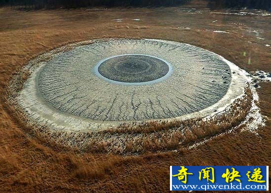 俄罗斯普加切夫斯基泥火山 巨大人类眼球瞳孔状