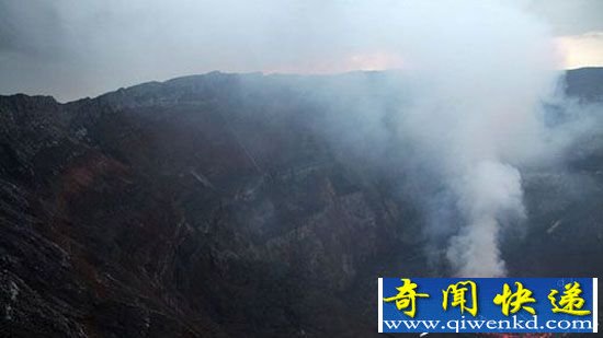 俄罗斯男子拍摄刚果火山熔岩湖 浓烟熔岩翻滚