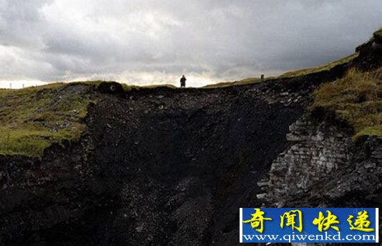 英国牧场发现30米宽神秘坑洞 深不见底