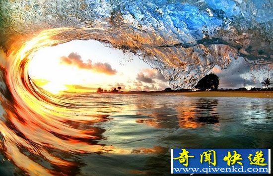 摄影师:抓拍海浪拍岸瞬间 绝美景象美不胜收