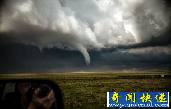 美国“追风人”拍摄龙卷风照片 邂逅美丽彩虹