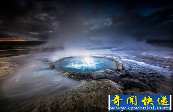 冰火两重天!冰岛间歇泉 上演冰与火之歌