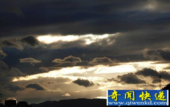 台风来临前 福建上空现奇妙云层