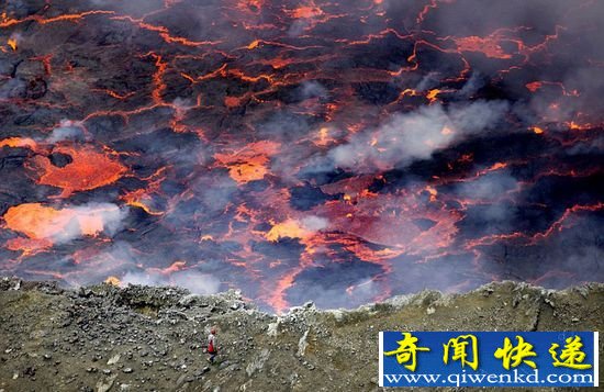 科学家冒死拍摄火山口熔岩湖震撼景象(组图)
