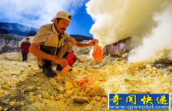 实拍印尼矿工冒死从火山坑中挖硫磺(组图)