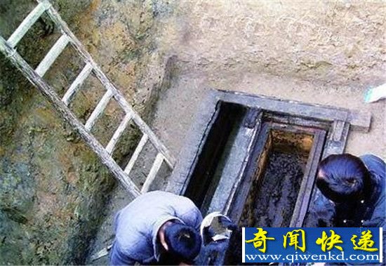 千年古墓走出活女尸 古墓百岁蛇王震惊世界