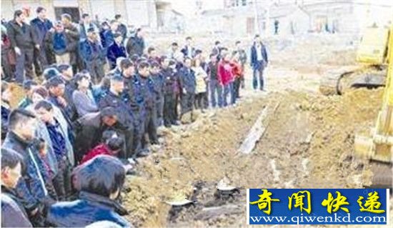 千年古墓走出活女尸 古墓百岁蛇王震惊世界
