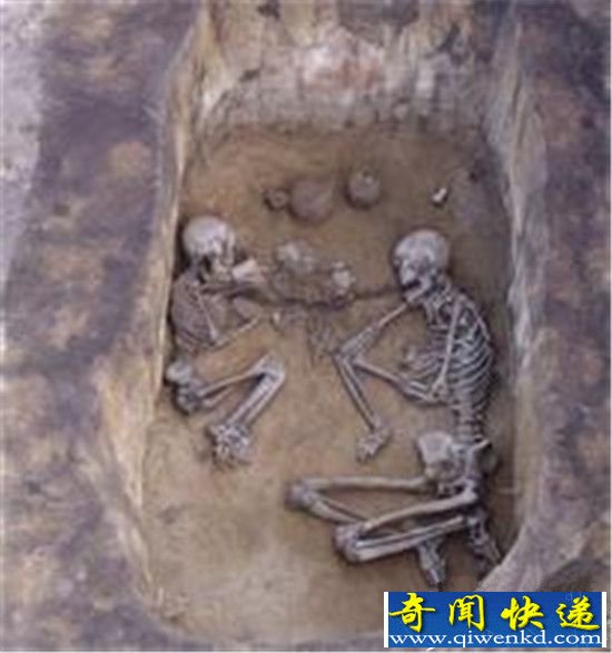 3500年前情侣墓现世 尸骨手挽手恩爱长眠