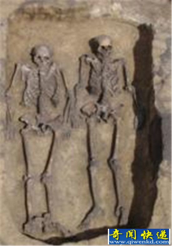 3500年前情侣墓现世 尸骨手挽手恩爱长眠