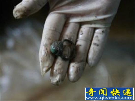 不腐女尸手戴绿宝石 泰州再次出土