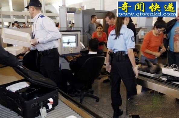 旅客海关顺走行李袋 打开后当场吓坏了
