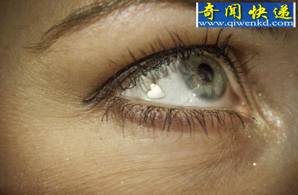 美女子挑战极限眼睛嵌心形铂金片