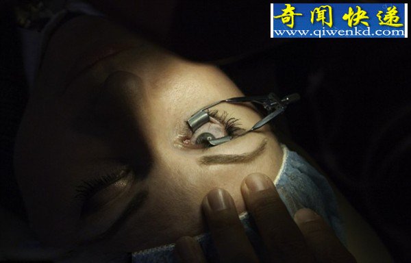 美女子挑战极限眼睛嵌心形铂金片