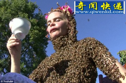 女子被上万蜜蜂叮满 称有助放松