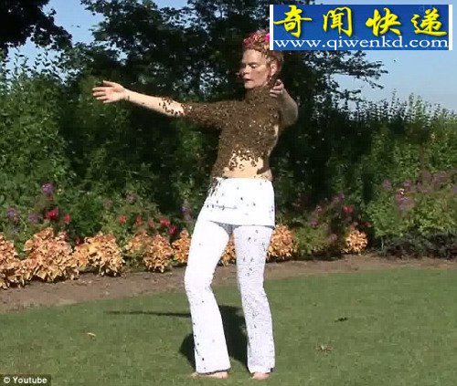 女子被上万蜜蜂叮满 称有助放松