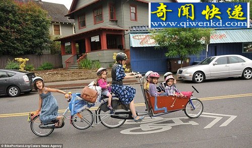 美国妈妈改装自行车 同时送6个子女上学(图)