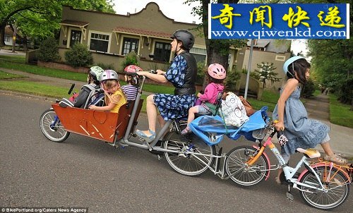 美国妈妈改装自行车 同时送6个子女上学(图)