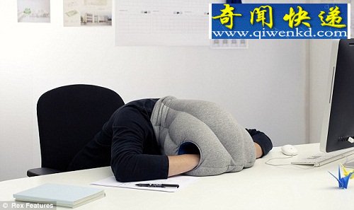 造型奇怪的“鸵鸟枕” 戴上后可随处打盹(图)