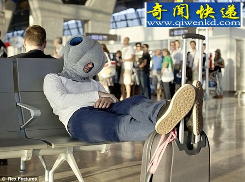 造型奇怪的“鸵鸟枕” 戴上后可随处打盹(图)