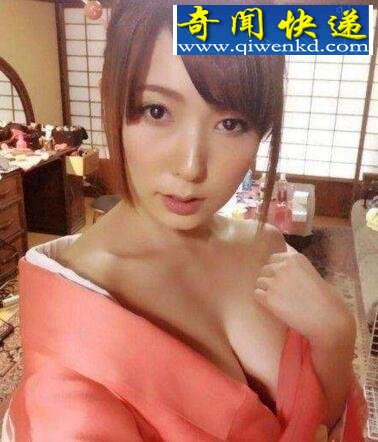 日本女优波多野结衣生活照曝光,深夜脱内衣露豪乳