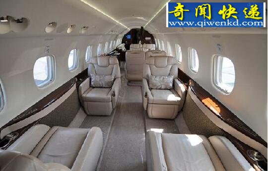 成龙私人飞机曝光,价值两个亿(起飞一次至少50万)