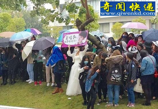 tfboys王俊凯婚纱照事件属造谣,被女粉丝疯狂求婚