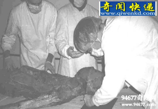 解剖外星人真相,外星人尸体竟是橡胶模型