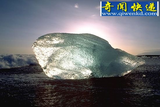 事实上,温度较高的水冻结的速度要快于温度较低的水。这一反常的现象被称作“姆潘巴现象”。对于现代科学界而言,它是1968年由一位坦桑尼亚学生发现的 天下奇闻趣事为何热水结冰比冷水快