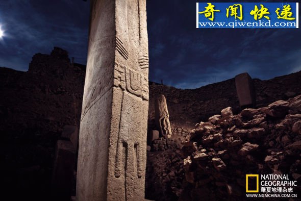 土耳其的哥贝克力遗址神殿中的石柱有11600年历史,最高可达5.5米,它们或许代表着集会时起舞的祭司,请注意图前景中腰带上方的手 宗教崇拜点亮文明之光:探访哥贝可利石阵
