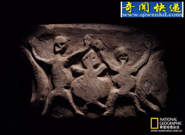 在哥贝克力之后一千年发现的定居点出土的石灰石碗上,两个小人与一只动物一起舞蹈,人类刚开始驯服牲畜时,动物是重要的象征符号,可能代表通往神界的向导 宗教崇拜点亮文明之光:探访哥贝可利石阵
