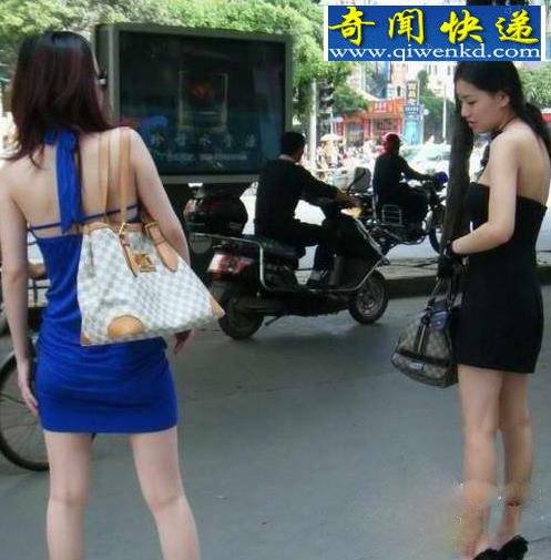 高温炙烤下美女们能脱的都脱了