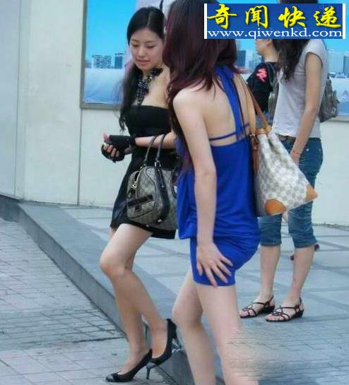 高温炙烤下美女们能脱的都脱了