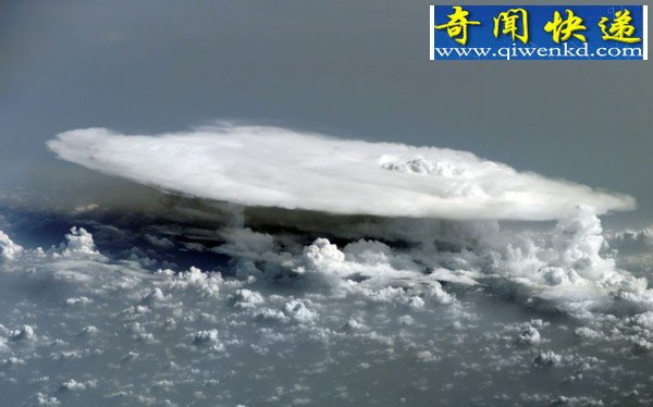盘点神奇的云景:火山口上空现神奇蒸汽环