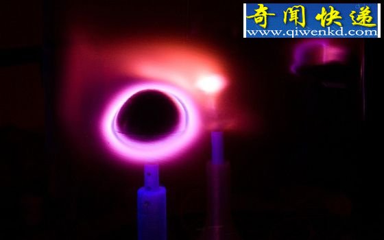 美科学家玻璃瓶中制造迷人北极光(图)