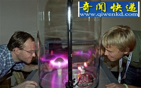 美科学家玻璃瓶中制造迷人北极光(图)
