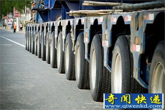 长达80米230个轮子的货车“千足蜈蚣”每小时走20公里