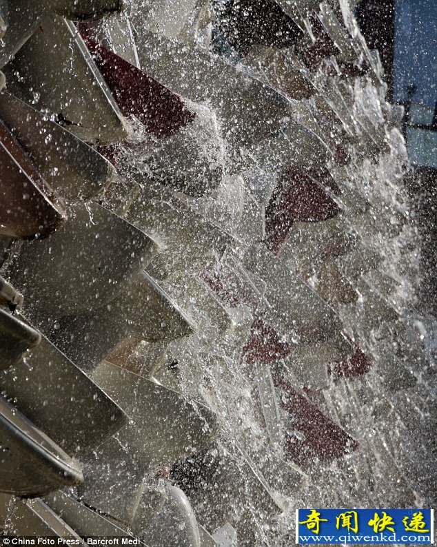 一万个〝二手〞的马桶组成的马桶瀑布