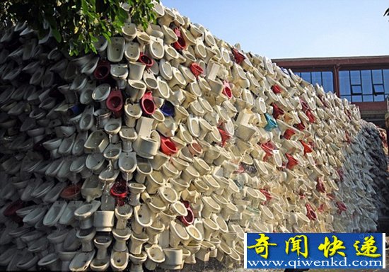 一万个〝二手〞的马桶组成的马桶瀑布