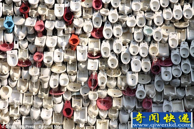 一万个〝二手〞的马桶组成的马桶瀑布