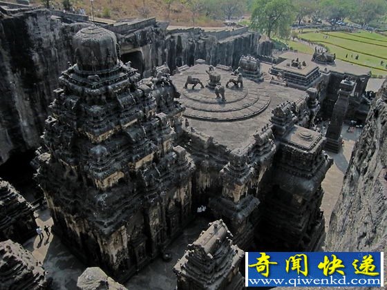 单个岩石雕出的石窟寺