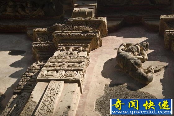 单个岩石雕出的石窟寺