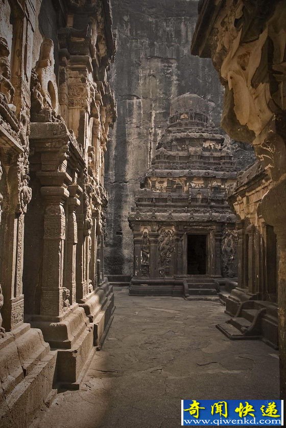 单个岩石雕出的石窟寺