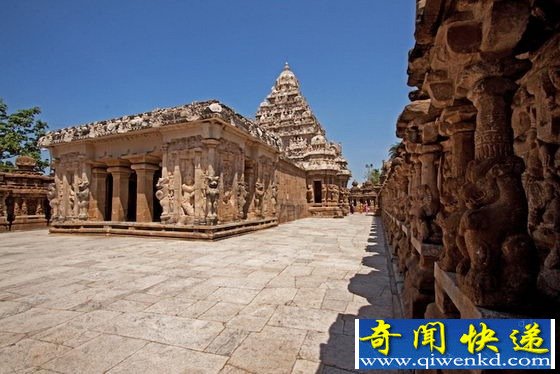 单个岩石雕出的石窟寺