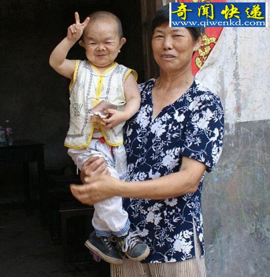 世界最矮的人,能拿公鸡当坐骑(54.6厘米)