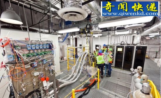 这张照片拍摄于2012年7月31日,由斯坦福实验室提供。展示的是工作人员正在LUX实验设施的顶部开展工作。如果一切顺利的话,该项实验获得的结果或将帮助解答长期以来困扰人们的有关宇宙及其起源的谜团 科学家千米地下寻找暗物质:或揭秘宇宙起源