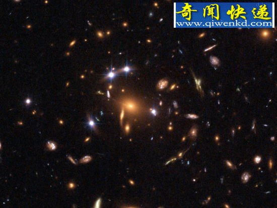这是一个引力透镜效应的实例:位于图像中央位置的一个大质量星系群具有强大引力,导致其后方远处星系传来的光线被完全并呈现多重假象。在这一案例中,充当前景引力透镜体的星系群编号为SDSS J1004+4112,位于小狮座方向,距离地球约70亿光年。图像由哈勃空间望远镜拍摄 德国科学家称虫洞可打开或实现星际旅行(图)