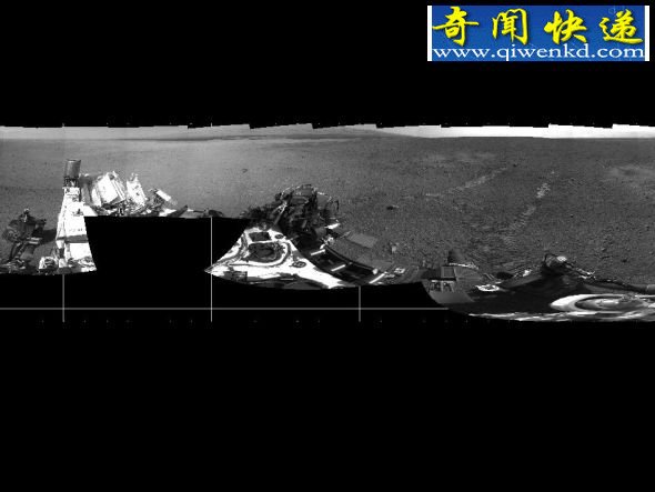 好奇号在火星表面留下的第一段轮胎印:这是一张360度全景照片,展示了好奇号火星车在火星表面成功地进行了测试行驶。8月22日,好奇号首次尝试行驶,前行4.5米,旋转120度,然后后退2.5米。目前它距离最初的着陆地点大约6米。 火星好奇号发回第一份语音邮件(图)