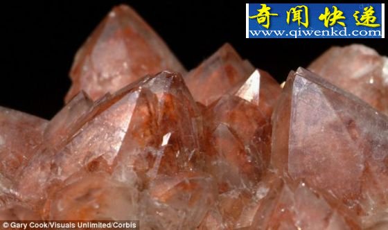 澳火山岩发现紫色矿石:具有全新晶体结构